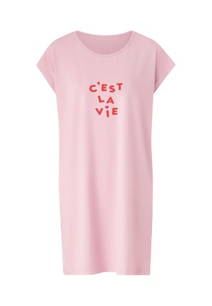 Roze nachtjapon van zachte stof met een losse pasvorm. Heeft korte mouwen en de tekst "C'est la vie" in rode letters.