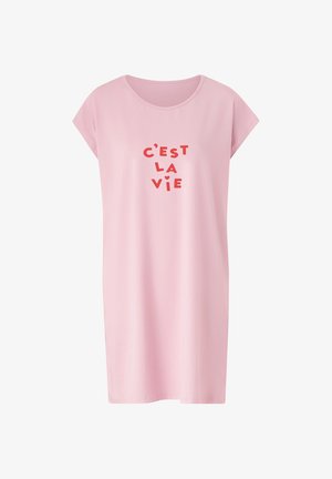 Rosa Nachtwäsche aus weichem Stoff mit lässigem Schnitt. Mit kurzen Ärmeln und dem Spruch "C'est la vie" in roter Schrift.