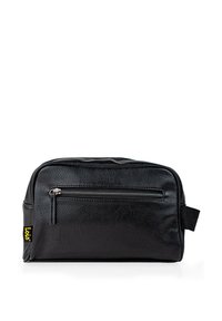 Neceser de cuero negro con un bolsillo con cremallera en la parte frontal y un asa lateral. Presenta cuero texturizado y un acento de logo amarillo.