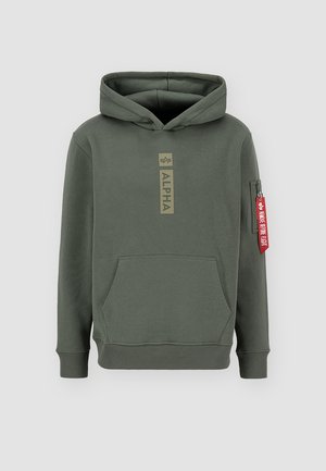 Grøn hætte sweatshirt i bomuldsblandinger med en frontlomme, "ALPHA" logo i vertikal justering og en lynlåslomme på ærmet med rød etiket.