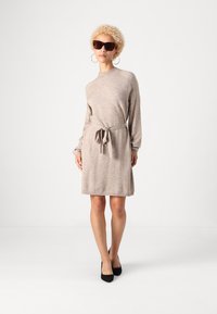 ONLY Petite ONLLEVA BELT DRESS - Φόρεμα-πουλόβερ - beige