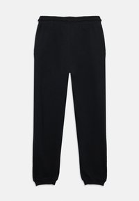 Zwarte joggingbroek van zacht materiaal, met een taperende snit, elastische tailleband en verlaagde enkels. Geen extra patronen of accenten.