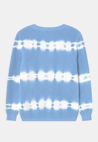 Maglione lavorato a maglia blu chiaro con motivo tie-dye e strisce orizzontali bianche, collo a giro e polsini a coste.