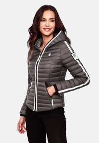 Doudoune grise avec capuche, détails de zip blancs et accents rayés. Comprend des poches latérales et un patch logo sur la manche.