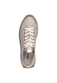 Sneaker in tela beige con punta rotonda, lacci bianchi e superficie testurizzata. Presenta una suola in gomma marrone e un bordo blu a contrasto.