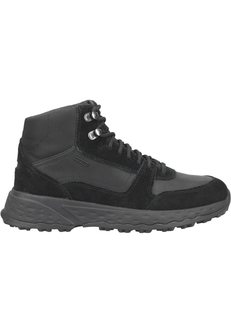 Schwarze High-Top-Schuhe aus einer Mischung von Wildleder und synthetischen Materialien, mit strukturiertem Außensohle, verstärkten Ösen und einem gepolsterten Kragen zur Unterstützung.