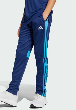 Marineblaue Sporthose mit zwei hellblauen Seitenstreifen und einer Reißverschlusstasche. Hergestellt aus glattem Stoff, mit lockerem Schnitt und elastischem Bund.