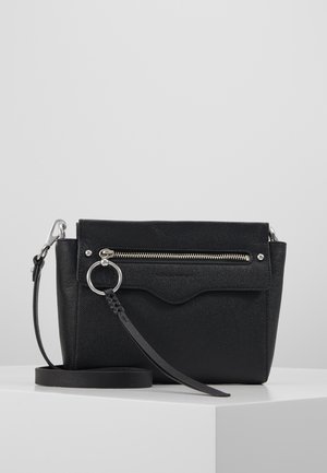 Zwart gestructureerde schoudertas met zilveren ritssluiting, zilveren ringdetail en verstelbare band op een witte ondergrond tegen een grijze achtergrond.