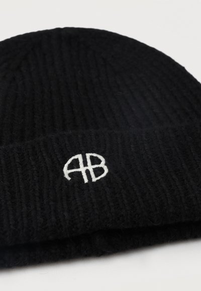 Berretto a cuffia in maglia nera a coste con logo "AB" ricamato in bianco sul risvolto, fotografato su sfondo bianco.
