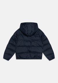 Giacca puffy blu navy con cappuccio, caratterizzata da un design corto, texture trapuntata e vita elastica. Tessuto liscio e lucido senza parti metalliche visibili.