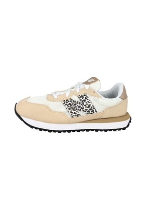 Zapatilla beige y blanca con paneles de malla, logo "N" con estampado de leopardo, cordones blancos y suela negra con dibujo.