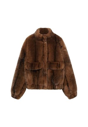 Veste marron en fausse fourrure avec manches longues, deux poches à rabat à l'avant et un col montant, présentée sur fond blanc.