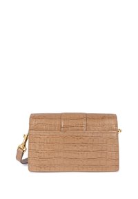 Borsa a tracolla in pelle tan con motivo in croccodrillo testurizzato, dotata di pattina anteriore, hardware in tonalità oro e tracolla regolabile.