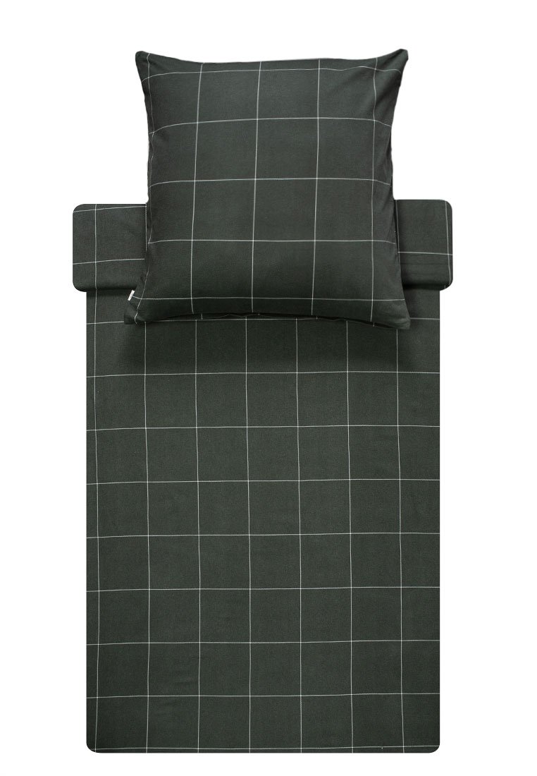 Ensemble de literie vert foncé avec des lignes blanches en grille, comprenant un oreiller et un drap plat, présentés à plat et alignés.