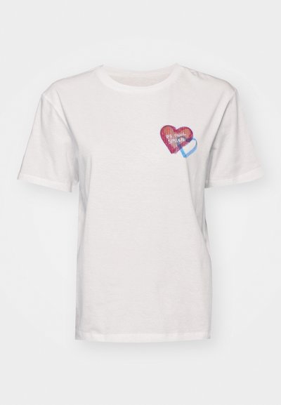 T-shirt de algodão branco com um pequeno desenho de coração multicolorido na área esquerda do peito, com riscas vermelhas e azuis e texto.