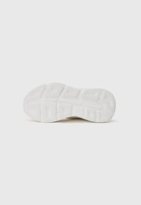 Vit sneaker sula med texturerat gummigrepp, med geometriska mönster och tydliga indenter för grepp, släta kanter och böljande form.