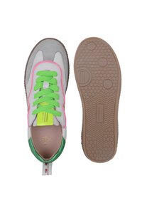 Niedrig geschnittene Sneaker aus grauem Wildleder, mit neongrünen Schnürsenkeln, rosa Akzenten, einer grünen Fersenkappe und einer strukturierten braunen Gummisohle mit kreisförmigen Mustern.