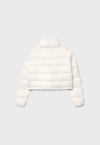 Veste matelassée blanche courte avec matelassage horizontal et col montant, affichée de dos sur un fond neutre.
