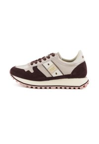Sneaker low-top beige e marrone scuro con suola in gomma rosa, lacci marroni e patch con logo sul pannello laterale.