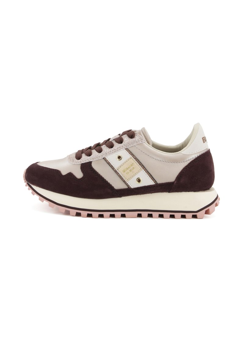 Sneaker low-top beige e marrone scuro con suola in gomma rosa, lacci marroni e patch con logo sul pannello laterale.