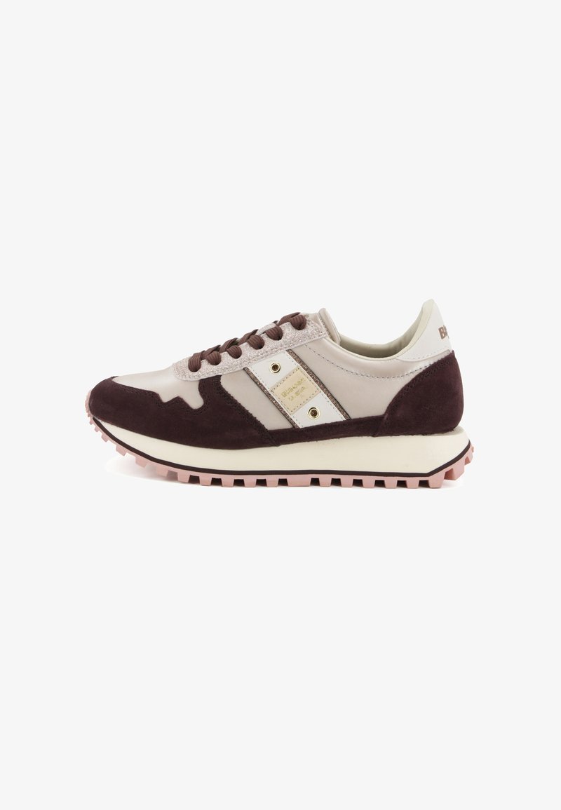 Sneaker low-top beige e marrone scuro con suola in gomma rosa, lacci marroni e patch con logo sul pannello laterale.
