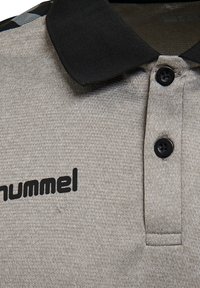 Polo grigio con tessuto texturizzato, colletto nero, due chiusure a bottone nere e logo stampato in nero sul davanti.
