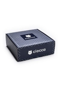 Donkerblauwe box met geometrisch patroon, met een witte kattenlogo en de merknaam "ciocca" op de boven- en voorkant.