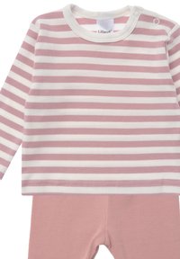 Gestreiftes langärmliges Shirt in Pink und Weiß, mit rundem Halsausschnitt und Schulterknöpfen, kombiniert mit gerippten rosa Hosen.