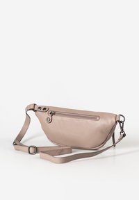 Beige Leder Umhängetasche mit einem Reißverschlussfach vorne, verstellbarem Riemen und silberfarbener Hardware. Glatte Textur und geschwungene Form.