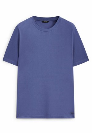T-shirt bleu uni à manches courtes et col rond, posé à plat sur fond blanc avec une petite étiquette noire près de l'ourlet.