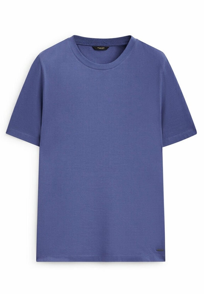 T-shirt bleu uni à manches courtes et col rond, posé à plat sur fond blanc avec une petite étiquette noire près de l'ourlet.