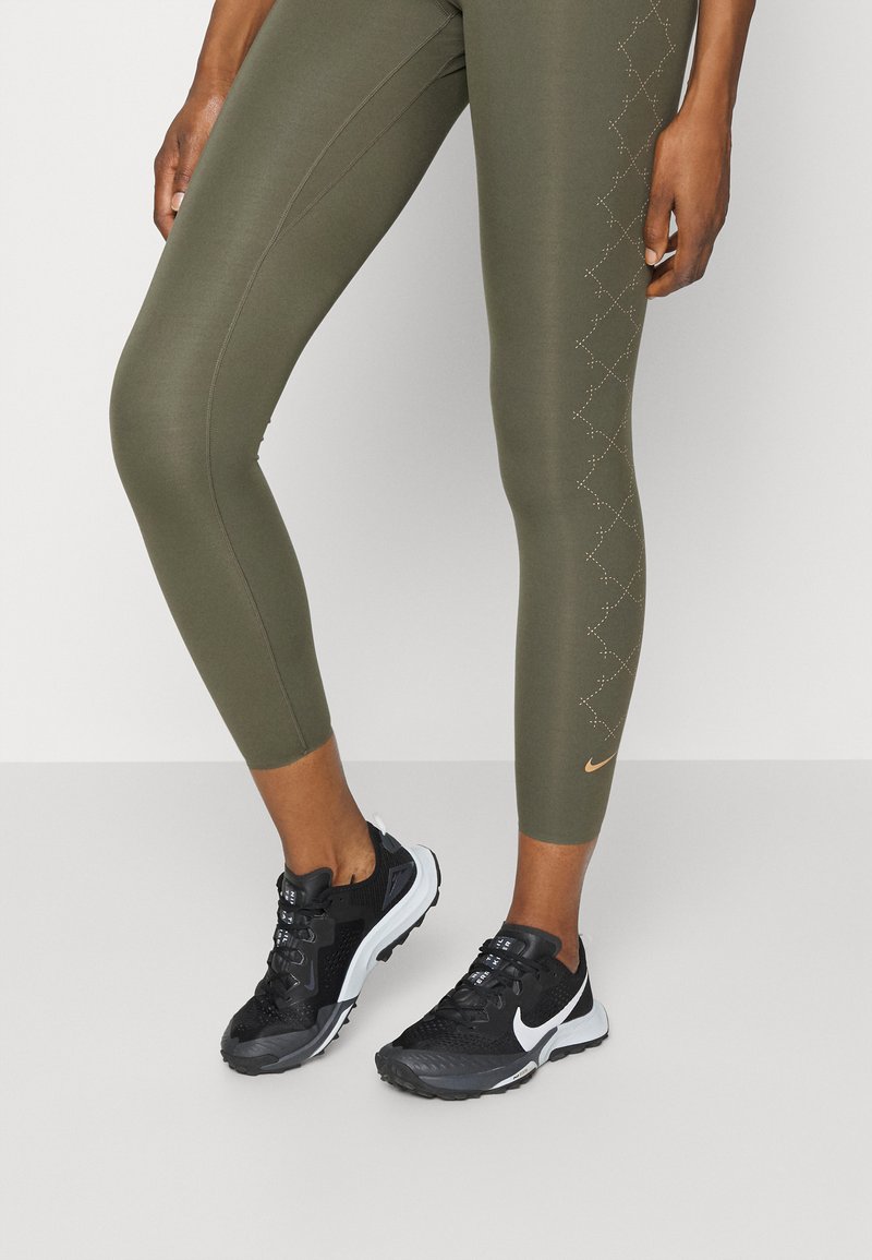 Damen Sportbekleidung | Nike Performance ONE LUXE Tights medium olive/metallic gold/khaki - KT06116 Damen Sportbekleidung | Nike Performance ONE LUXE Tights medium olive/metallic gold/khaki - KT06116
