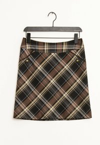 Falda de cuadros con patrones en marrón, negro y beige, con corte recto, cinturilla y dos botones en tono dorado en un lado.