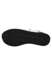 Semelle de chaussure présentant une texture en caoutchouc noir avec un motif de bande de roulement en zigzag. Une tige synthétique blanche et le logo "remonte" sont visibles sur le côté.