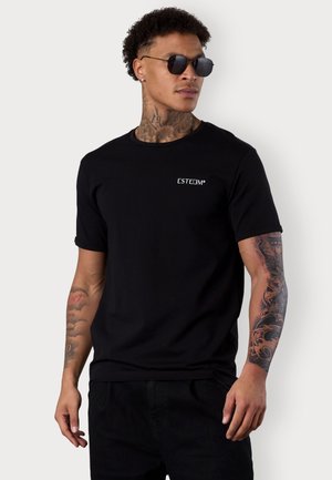 Schwarzes Baumwoll-T-Shirt mit kurzen Ärmeln und Rundhalsausschnitt, mit einem weißen "ESTEEM"-Logo auf der Brust. Model trägt Sonnenbrillen.