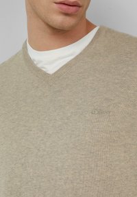 s.Oliver MIT LOGOSTICKERE - Jumper - helles beige