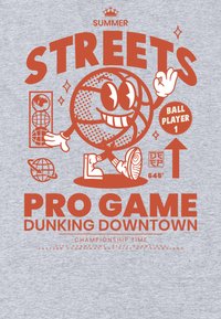Šedé tričko s oranžovým grafickým motivem basketbalu, obličejem s úsměvem, rukama a nohama. Text zahrnuje "LÉTO", "PRO HRA" a "DUNKING DOWNTOWN."