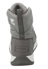 Botte isolante grise avec une surface texturée, un col rembourré et des accents en cuir marron. Dispose d'une semelle en caoutchouc blanche et d'un détail de logo.