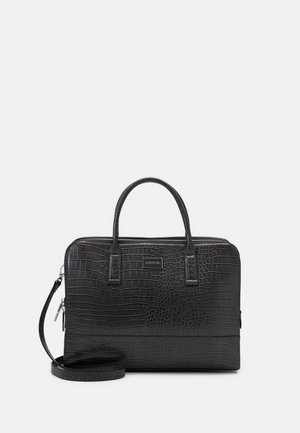 Sac à main en cuir noir à texture crocodile avec deux poignées supérieures, une bandoulière amovible et une fermeture éclair sur un fond uni.