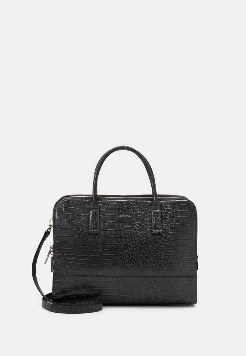 Sac à main en cuir noir à texture crocodile avec deux poignées supérieures, une bandoulière amovible et une fermeture éclair sur un fond uni.