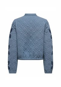 Quilted lyseblå bomberjakke med ribbet krave og marineblå accenter på ærmerne i et geometrisk mønster. Glat tekstur.
