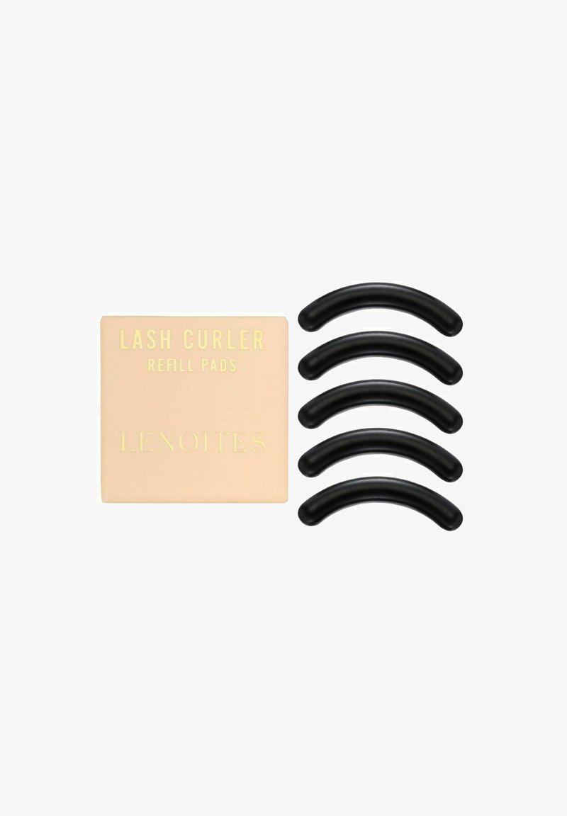 Wimperkruller navulpads in zwart, met een vierkant lichtroze doosje met gouden tekst "Wimperkruller Navulpads" en merk "LENOITES."