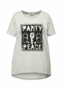 Harmaa puuvillateepaita, jossa on musta graafi, jossa lukee "PARTY for PEACE" ja kohotettu nyrkki kahden kaiuttimen välillä. Pyöreä pääntie, lyhyet hihat.