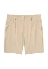 Pantaloni corti beige su misura con tasche laterali, pieghe frontali e chiusura a pulsante. Tessuto liscio e design di lunghezza a metà coscia.