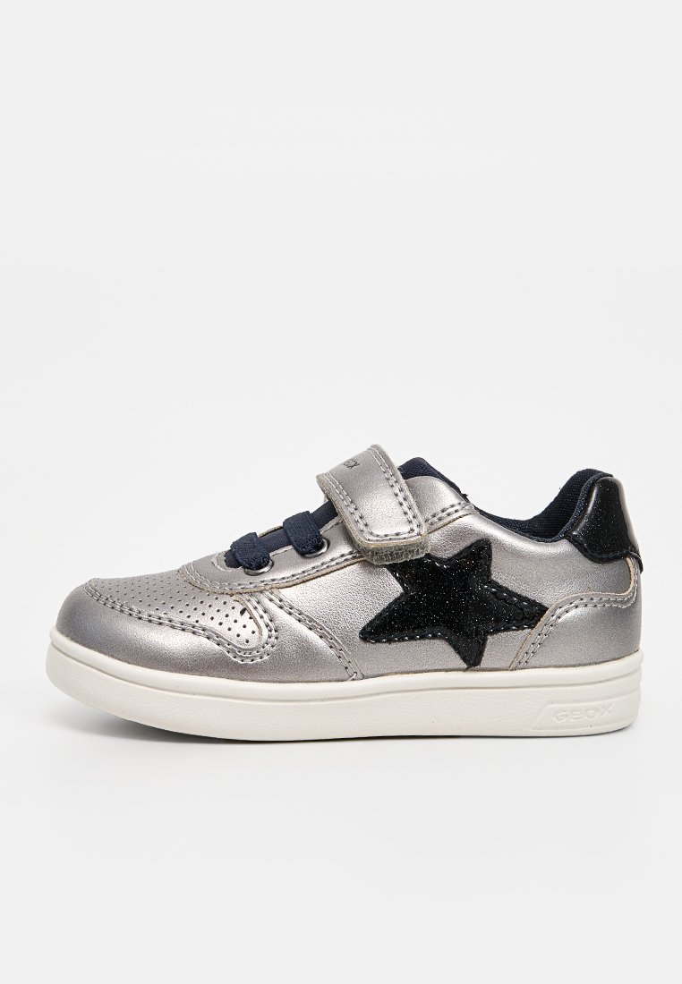 Sneaker argentato con design perforato, accento a forma di stella nera, lacci blu navy e suola in gomma bianca. Cinghia regolabile per un facile indossamento.