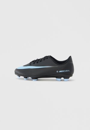 Bota de fútbol negra con una marca en forma de ala de color azul claro, parte superior sintética texturizada, cinco tacos moldeados azules y la marca "Mercurial" en el lateral.