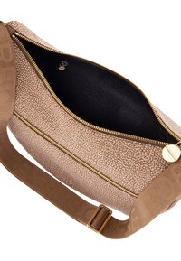 Handtasche mit braunem, kieselartigem Textur und goldenem Reißverschluss, schwarzem Innenfutter und einem breiten Stoffriemen, der mit "BORB" geprägt ist. Reißverschlusstasche innen.