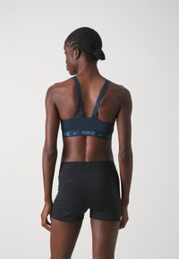 Nike Performance INDY BRA - Vidutiniškai krūtinę prilaikanti sportinė liemenėlė - armory navy
