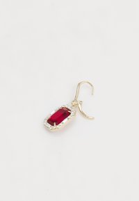 Náušnice v zlatej farbe s veľkým obdĺžnikovým červeným kameňom obklopeným menšími priesvitnými rhinestone kamienkami, so jednoduchým háčkovým dizajnom.