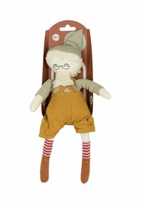 Muñeca de tela suave con piel beige, barba blanca, sombrero verde y pantalones cortos amarillos. Calcetines a rayas rojas y marrones. Empaquetada con un respaldo marrón.